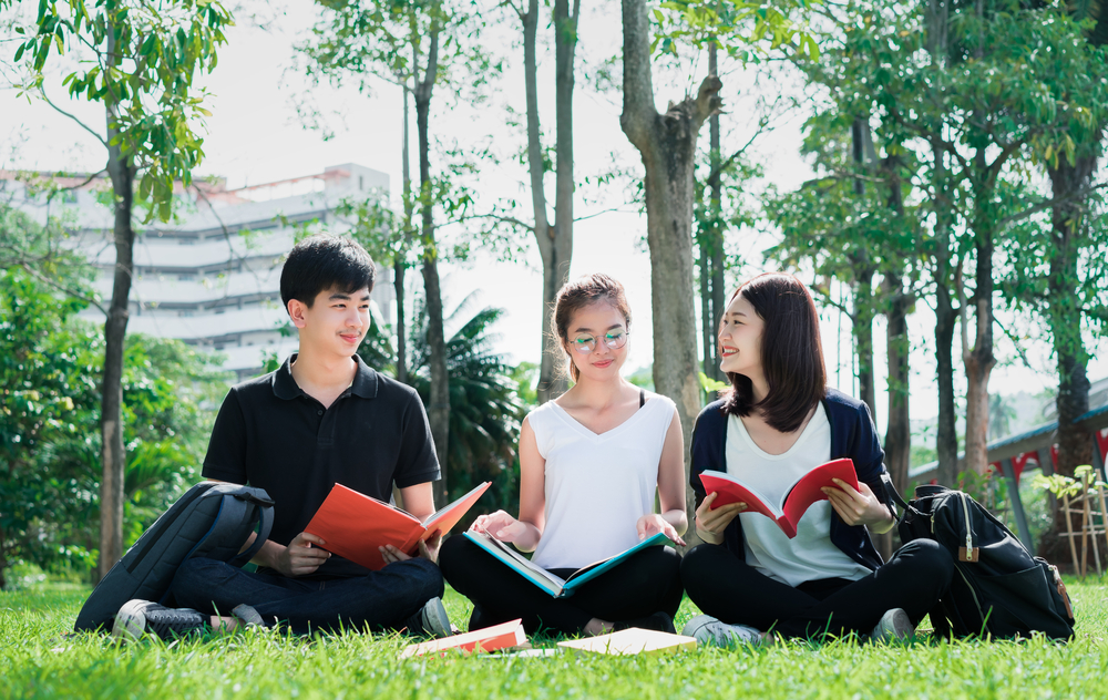 Lindungi Masa Depan Anak-anak Anda dengan College Care